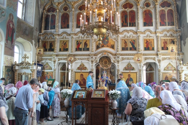 В день памяти иконы Божией Матери «Достойно есть» епископ Василий совершил Литургию в Котласе