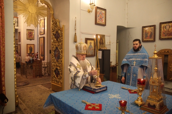 В день празднования иконы Божией Матери «Знамение» епископ Василий совершил Божественную литургию в Коряжме