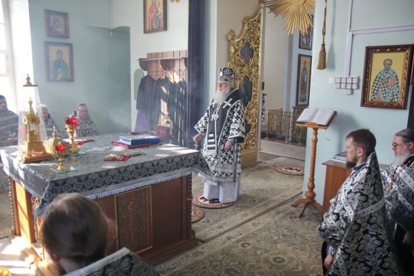 Епископ Василий совершил первую Литургию Преждеосвященных Даров в 2024 году 