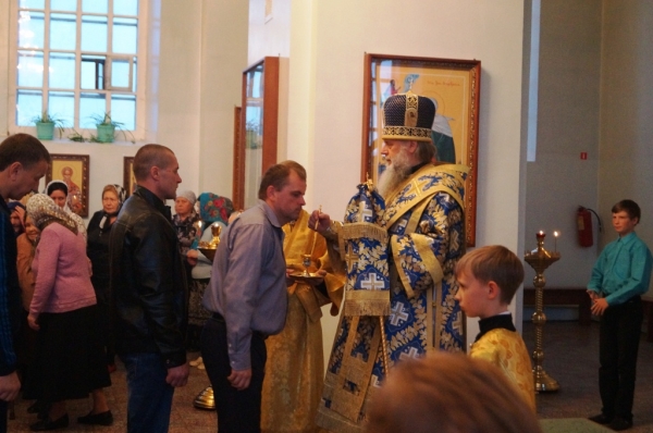 Епископ Василий совершил Всенощное бдение в Свято-Лонгиновом храме, г. Коряжмы