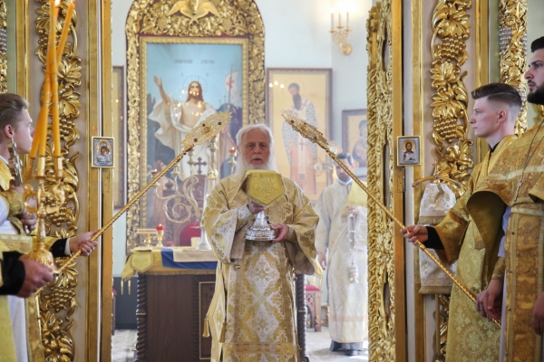 В Неделю Всех святых, в земле Русской просиявших епископ Василий совершил Божественную литургию в Коряжме