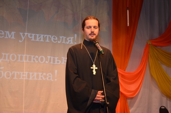 Котласский священник поздравил педагогов с Днем учителя