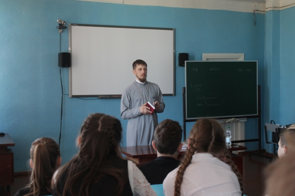 Руководитель отдела по делам молодежи встретился с учениками школ п. Шипицино и д. Федотовская 