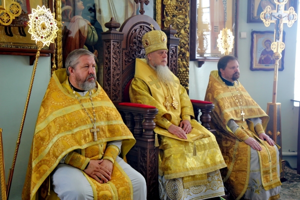 В день памяти апостолов Петра и Павла епископ Василий совершил Литургию в Свято-Лонгиновом храме г. Коряжмы