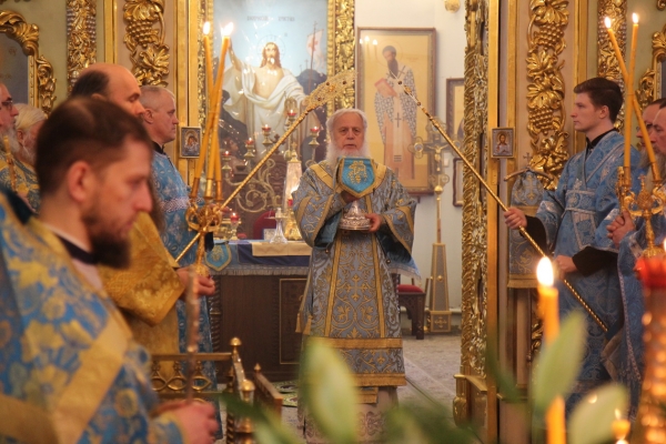 В день памяти иконы Божией Матери «Нечаянная Радость» епископ Василий совершил Божественную литургию 