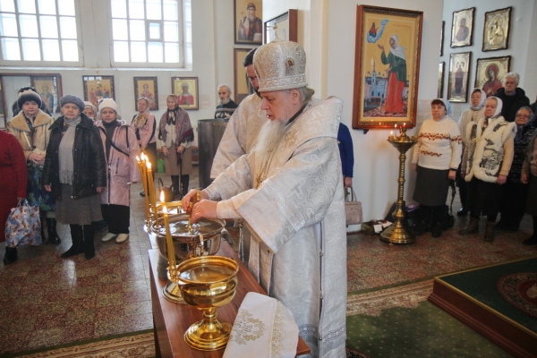 Епископ Василий в Навечерие Богоявления совершил Божественную литургию и Великое освящение воды