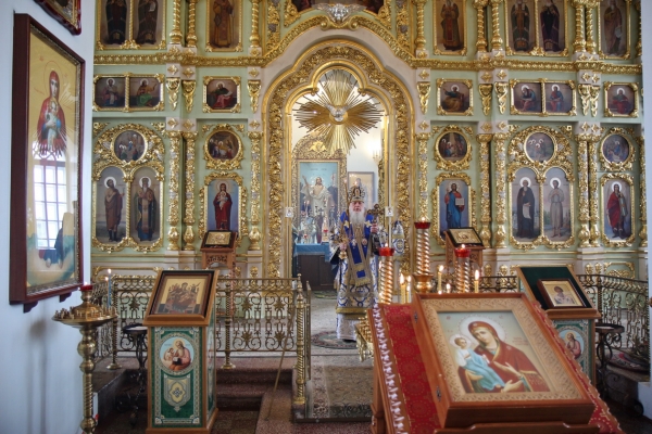 В праздник иконы Божией Матери «Троеручица» епископ Василий совершил Литургию в Коряжме