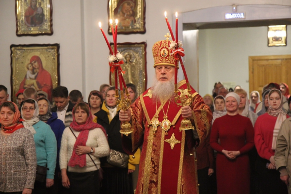В праздник Светлого Христова Воскресения епископ Василий возглавил Праздничное Богослужение в Коряжме