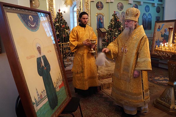 В Неделю святых отец епископ Василий совершил Божественную литургию в храме прп. Лонгина Коряжемского