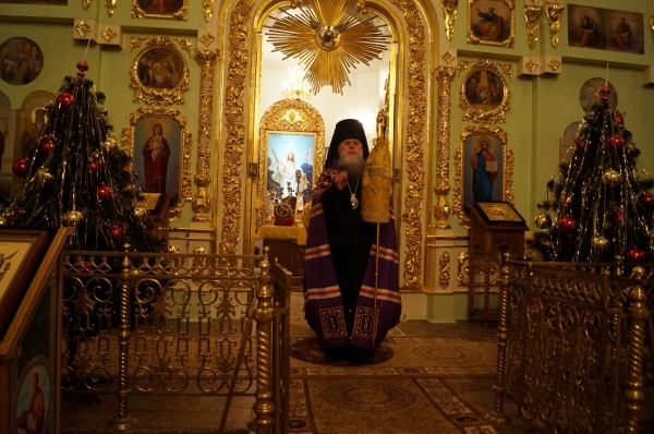 Епископ Василий совершил Всенощное бдение накануне дня памяти свт. Петра митрополита Московского
