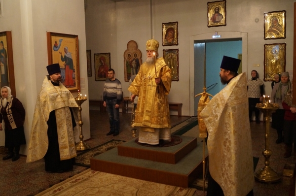Накануне дня памяти прав. Иоанна Кронштадтского епископ Василий совершил Всенощное бдение в храме прп. Лонгина Коряжемского