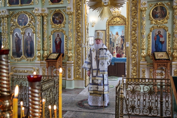 В день памяти Смоленской иконы Божией Матери епископ Василий совершил Божественную литургию в Коряжме