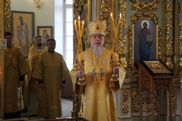 В день памяти святых благоверных Петра и Февронии епископ Василий совершил Божественную литургию