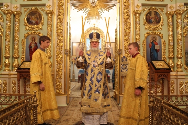 Накануне дня памяти Казанской иконы Божией Матери епископ Василий совершил Всенощное бдение в Коряжме