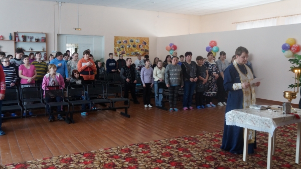 Священник посетил психоневрологический диспансер п. Октябрьский