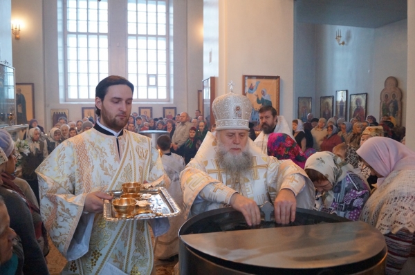 В праздник Крещения Господня епископ Василий совершил Божественную литургию и чин Великого освящения воды в храме прп. Лонгина Коряжемского