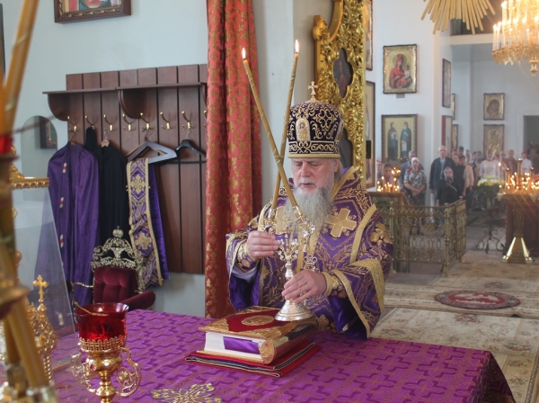 В праздник Происхождения Честных Древ Животворящего Креста Господня епископ Василий совершил Божественную литургию