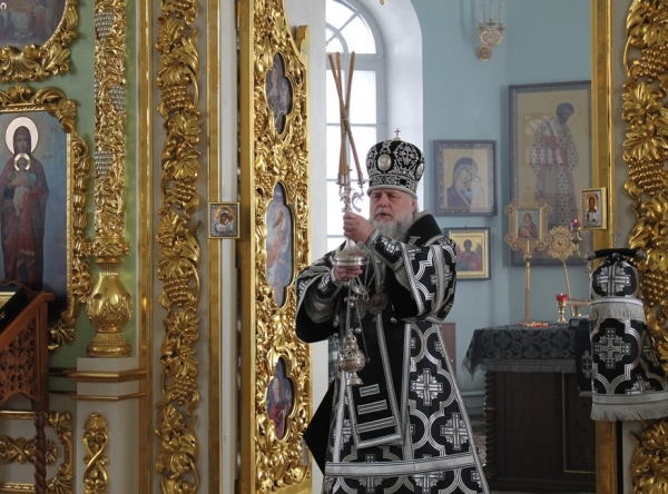Епископ Василий совершил Литургию Преждеосвященных Даров в Свято-Лонгиновом храме г. Коряжма