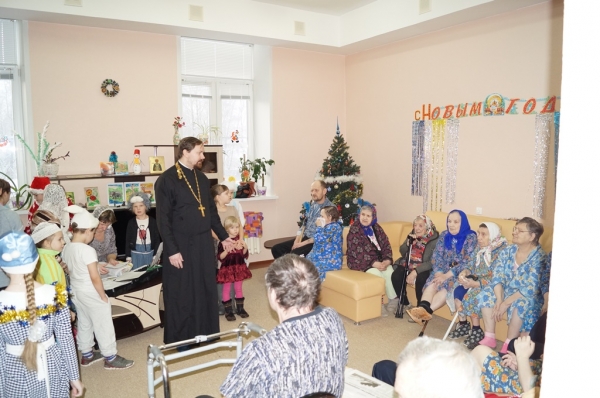 Воспитанники Воскресной школы г. Коряжма посетили дом престарелых