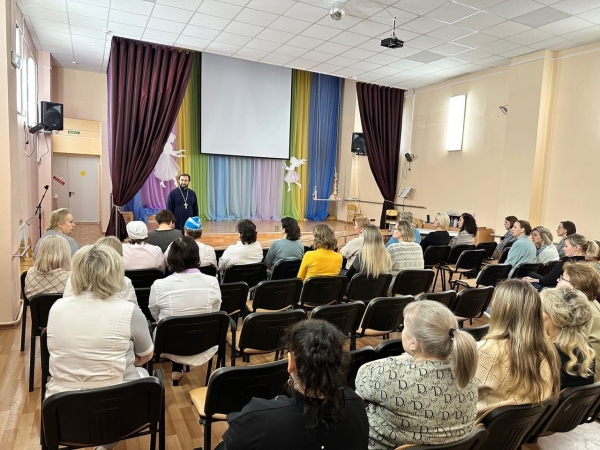 Коряжемский священник посетил Котласский Реабилитационный центр для детей