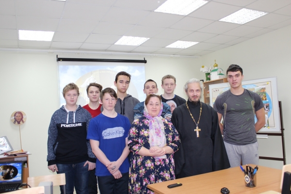 Учащиеся школ и ПТУ г. Котласа встретились со священником