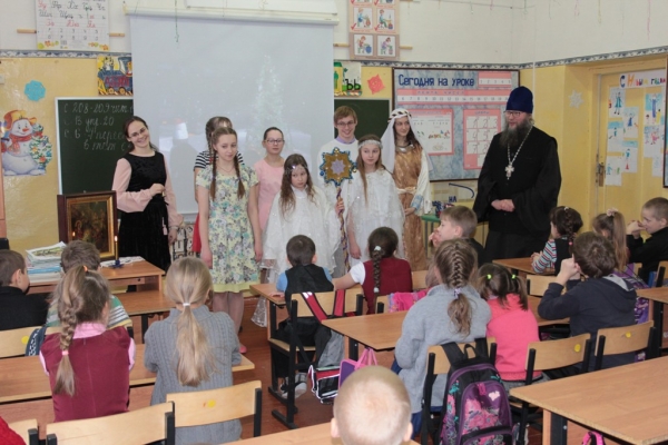 В Красноборском благочинии на святочных днях состоялись Рождественские выезды по школам района