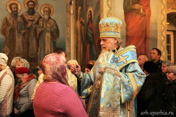 Накануне дня памяти Казанской иконы Божией Матери епископ Василий сослужил митрополиту Даниилу Всенощное бдение
