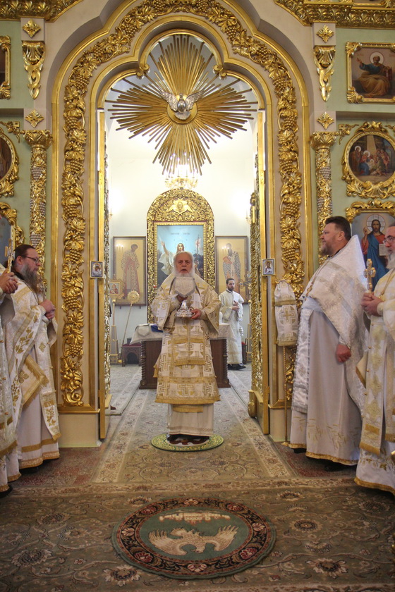 В праздник Собора святых Архангельской митрополии епископ Василий совершил Божественную литургию в Коряжме