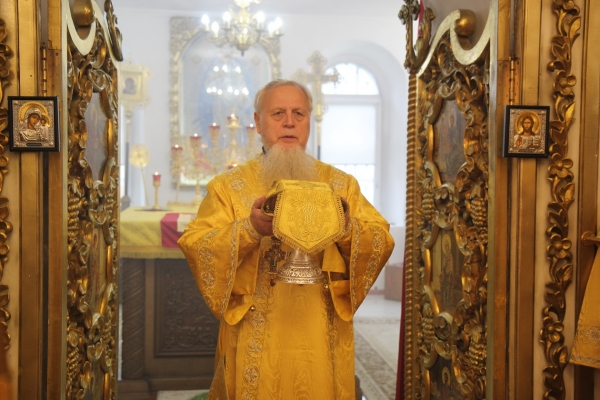 В день памяти прпп. схимонаха Кирилла и схимонахини Марии епископ Василий совершил Литургию в Котласе