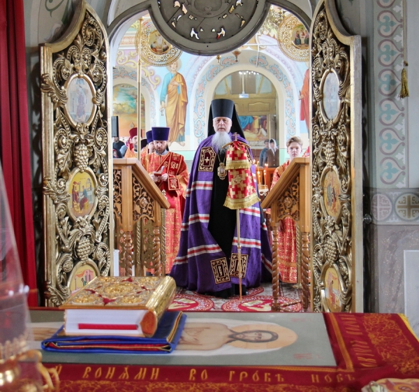Во Вторник Светлой Седмицы епископ Василий совершил Божественную литургию в Котласе