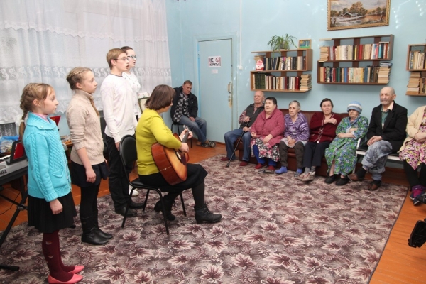 Красноборский священник посетил стационарное отделение для пожилых людей и социальный приют для детей