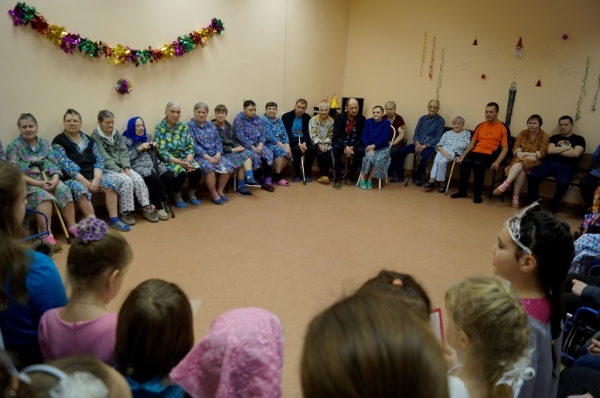 Воспитанники Коряжемской воскресной школы посетили Отделение временного проживания инвалидов и людей пожилого возраста 