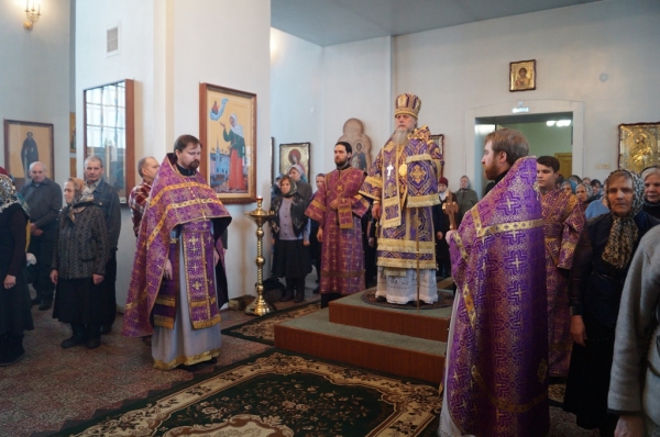 В день памяти иконы Божией Матери Иверская епископ Василий совершил Божественную литургию в храме прп. Лонгина