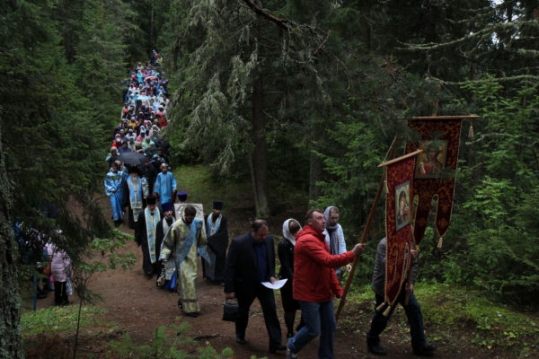 В день памяти Смоленской иконы Пресвятой Богородицы епископ Василий совершил Божественную литургию в Туровце