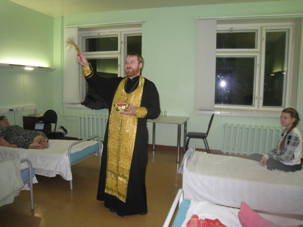 Священник посетил Коряжемскую городскую больницу