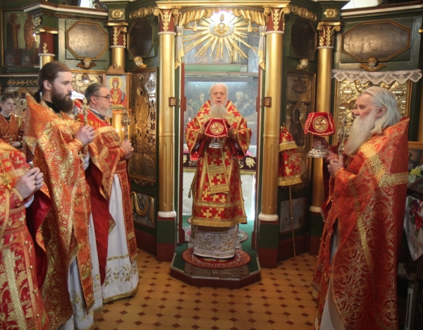 В Четверг Светлой Седмицы епископ Василий совершил Божественную литургию в Красноборске