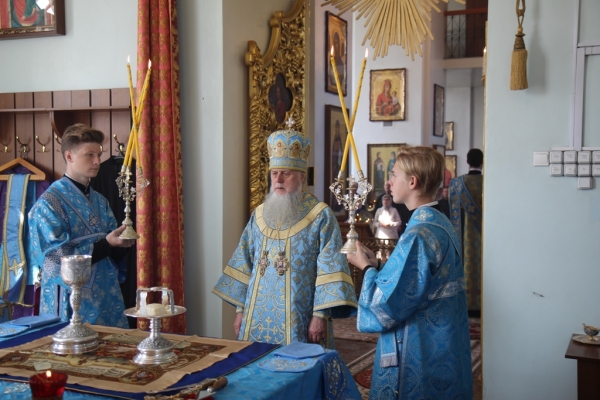 Епископ Василий совершил Божественную литургию в храме в Коряжме
