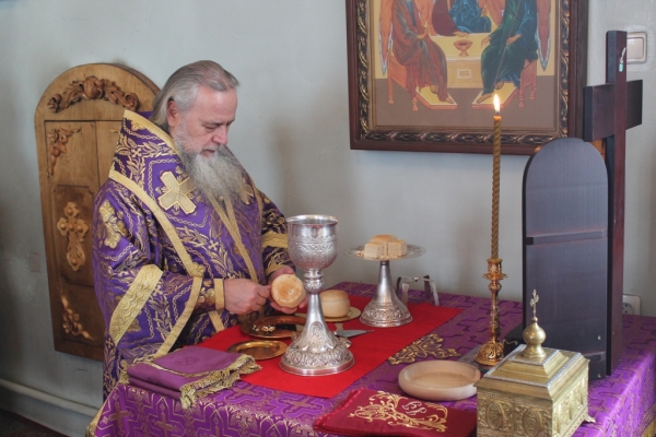 В неделю 4-ю Великого Поста епископ Василий совершил Божественную литургию в храме прп. Лонгина Коржемского