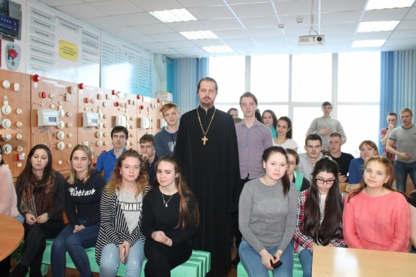 Котласский священник встретился с учащимися электромеханического техникума