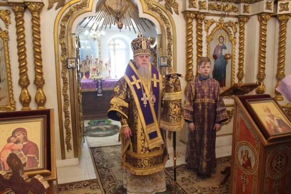 В неделю Торжества Православия епископ Василий совершил Божественную литургию в Никольском храме г. Котласа