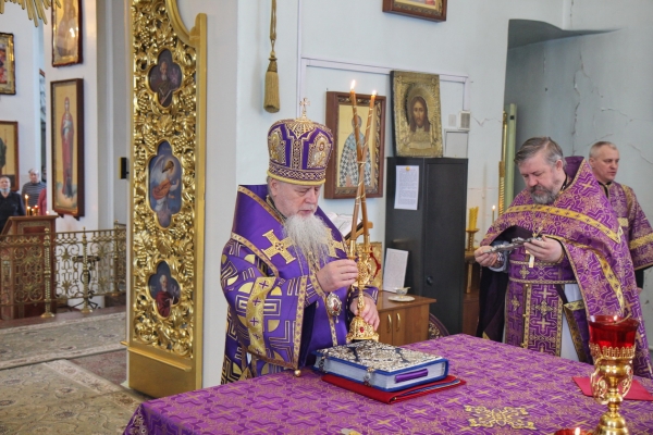 Епископ Василий в день памяти Иоанна Крестителя совершил Божественную литургию в Коряжме