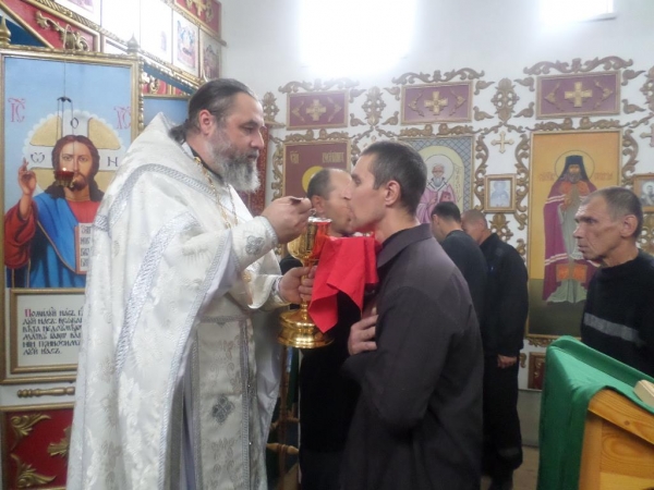 В Котласской колонии руководителем отдела по тюремному служению совершена Божественная литургия