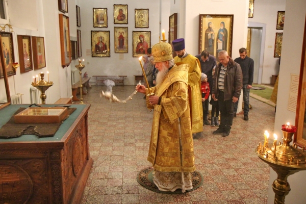 Накануне дня памяти прп. Григория Декаполита епископ Василий совершил Всенощное бдение в Коряжме
