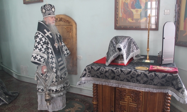 В Великий Понедельник епископ Василий совершил Литургию Преждеосвященных Даров в храме прп. Лонгина