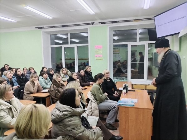 Духовенство Няндомского благочиния принимает участие в родительских собраниях по выбору модуля ОПК