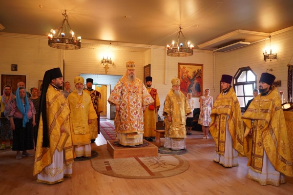 Архиереи Архангельской митрополии совершили Божественную литургию в Мирном