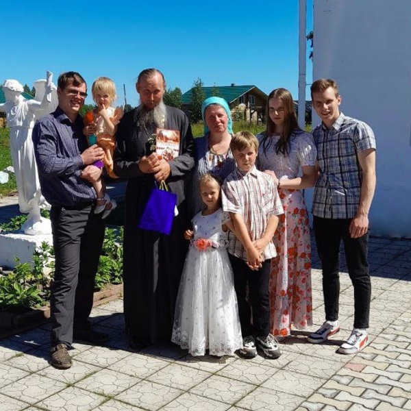 Президент России Владимир Путин наградил семью протоиерея Сергия Умбрасас орденом «Родительская слава»