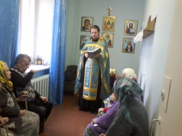 Котласский священник посетил дом-интернат в микрорайоне Лименда