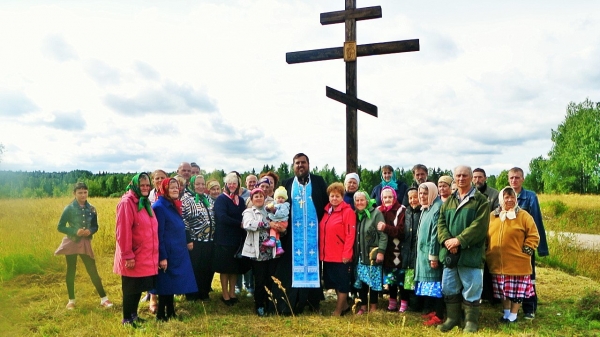 В п. Мелентьевский Коношского района освящен поклонный крест