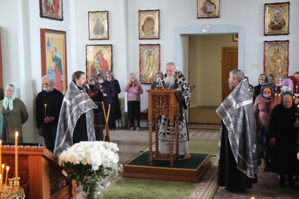 Епископ Василий совершил утреню Великого Пятка с чтением двенадцати Страстных Евангелий 